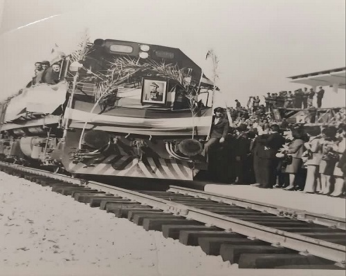 "تصویری از اولین قطار که در سال ۱۳۵۱ وارد یزد شده است" موجود در بخش اسناد کتابخانه وزیری 