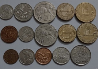  مجموعه ای از سکه های معاصر کشورهای جهان به موزه رضوی اهدا شد