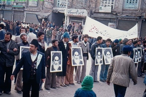 شادی مردم  به مناسبت بازگشت امام خمینی به ایران   