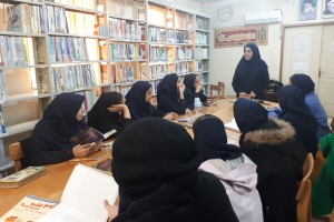 کرمانشاه: بازديد دانش آموزان دبيرستان فرزايي از كتابخانه