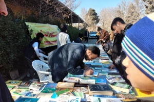 سبزوار: نمایشگاه کتاب با موضوع دهه فجر و انقلاب اسلامی ایران در محل جایگاه نماز جمعه شهرستان 