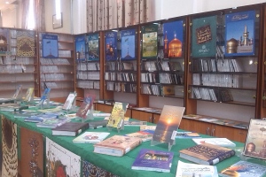 مشهد: كتابخانه آيت الله حاج شيخ مجتبي قزويني(ره)، نمایشگاه کتاب «مهمان های آسمانی» به مناسبت بزرگداشت دهه کرامت