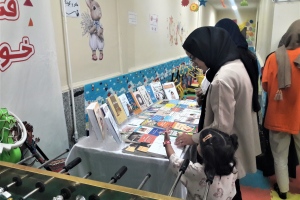 قائن: نمايشگاه كتاب روانشناسي مادر و كودك به مناسبت ميلاد حضرت معصومه (س) و روز دختر در محل خانه بازی
