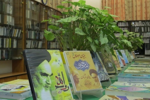 مشهد: كتابخانه آيت الله حاج شيخ مجتبي قزويني(ره)، نمايشگاه كتاب‌ و نرم ‌افزار «روح الله» به مناسبت سالگرد رحلت حضرت امام خميني(ره)