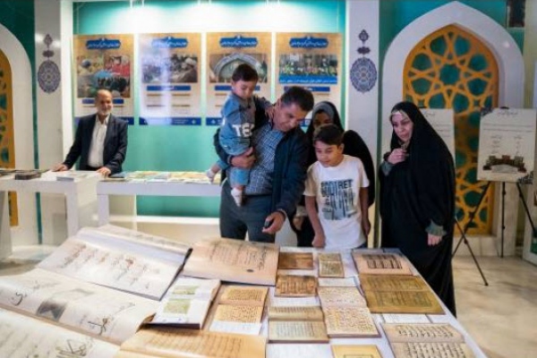 نمایش گنجینه نفایس خطی آستان قدس رضوی در نمایشگاه بین المللی قرآن