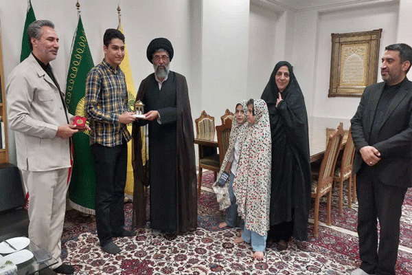 برگزاری مراسم تجلیل از دانش‌آموز مدال‌آور در المپیاد علمی جهانی در کتابخانه حرم رضوی 