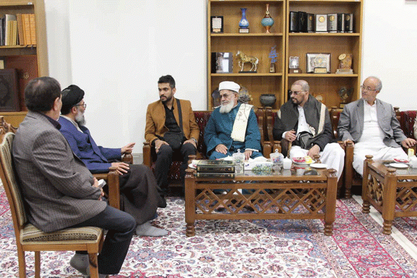 بازدید عالم برجسته یمن از کتابخانه مرکزی آستان قدس رضوی