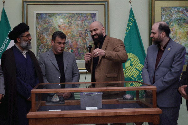 رونمایی از 3 بازوبند پهلوانی اهدایی به موزه حرم مطهر رضوی